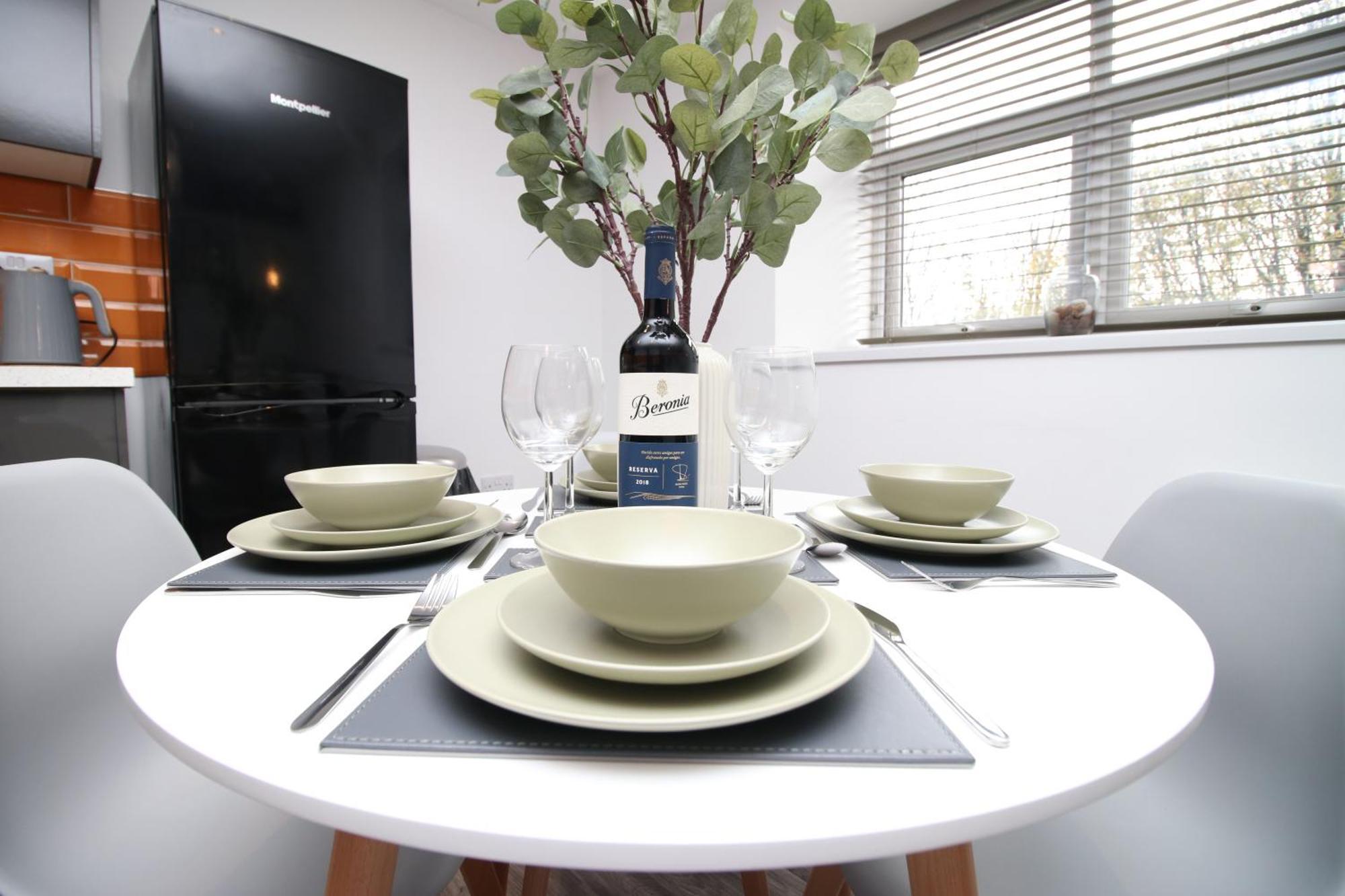 Fully Equipped Kitchen, Parking, Centre * Swansea