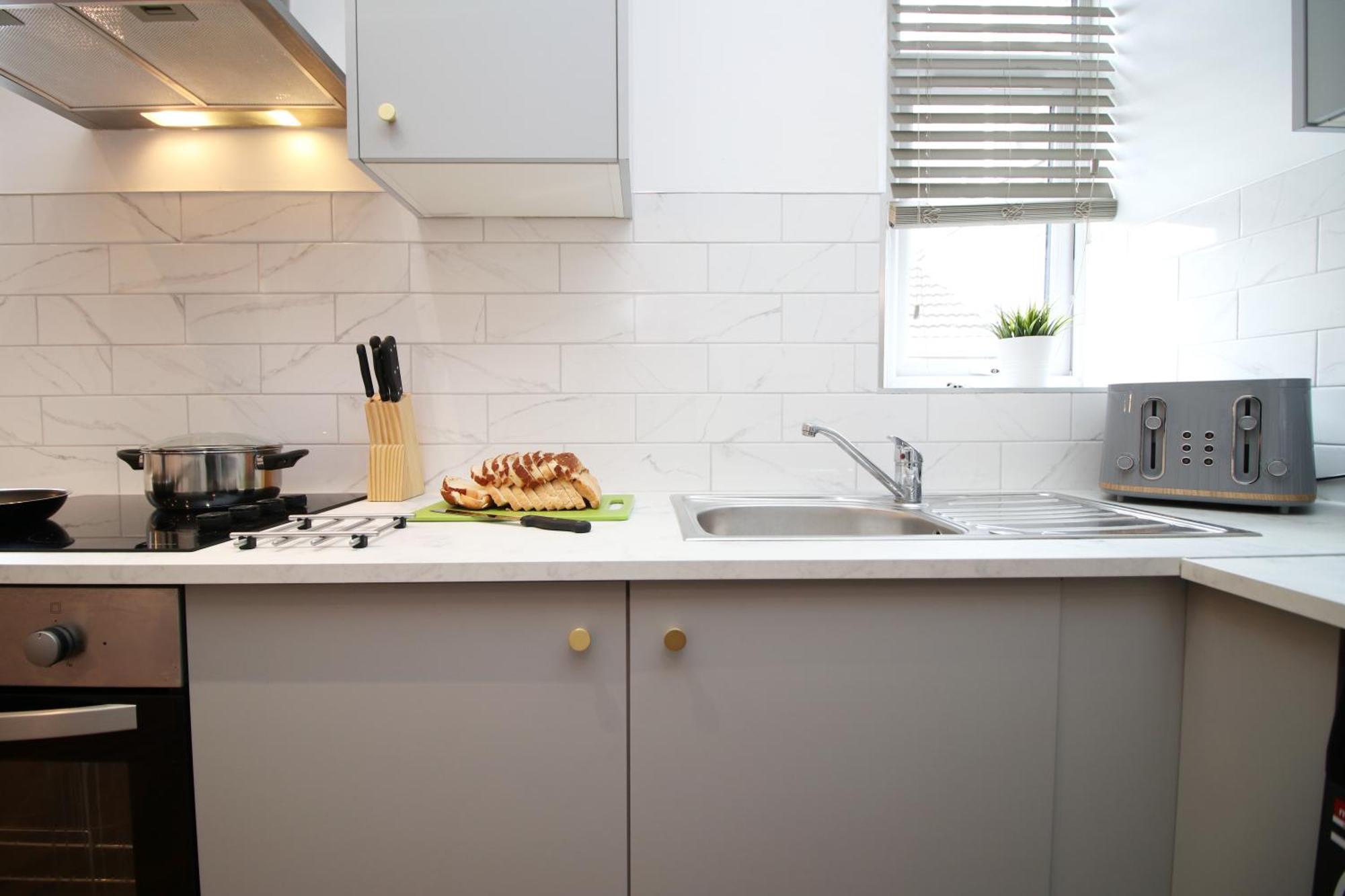 Fully Equipped Kitchen, Parking, Centre Swansea