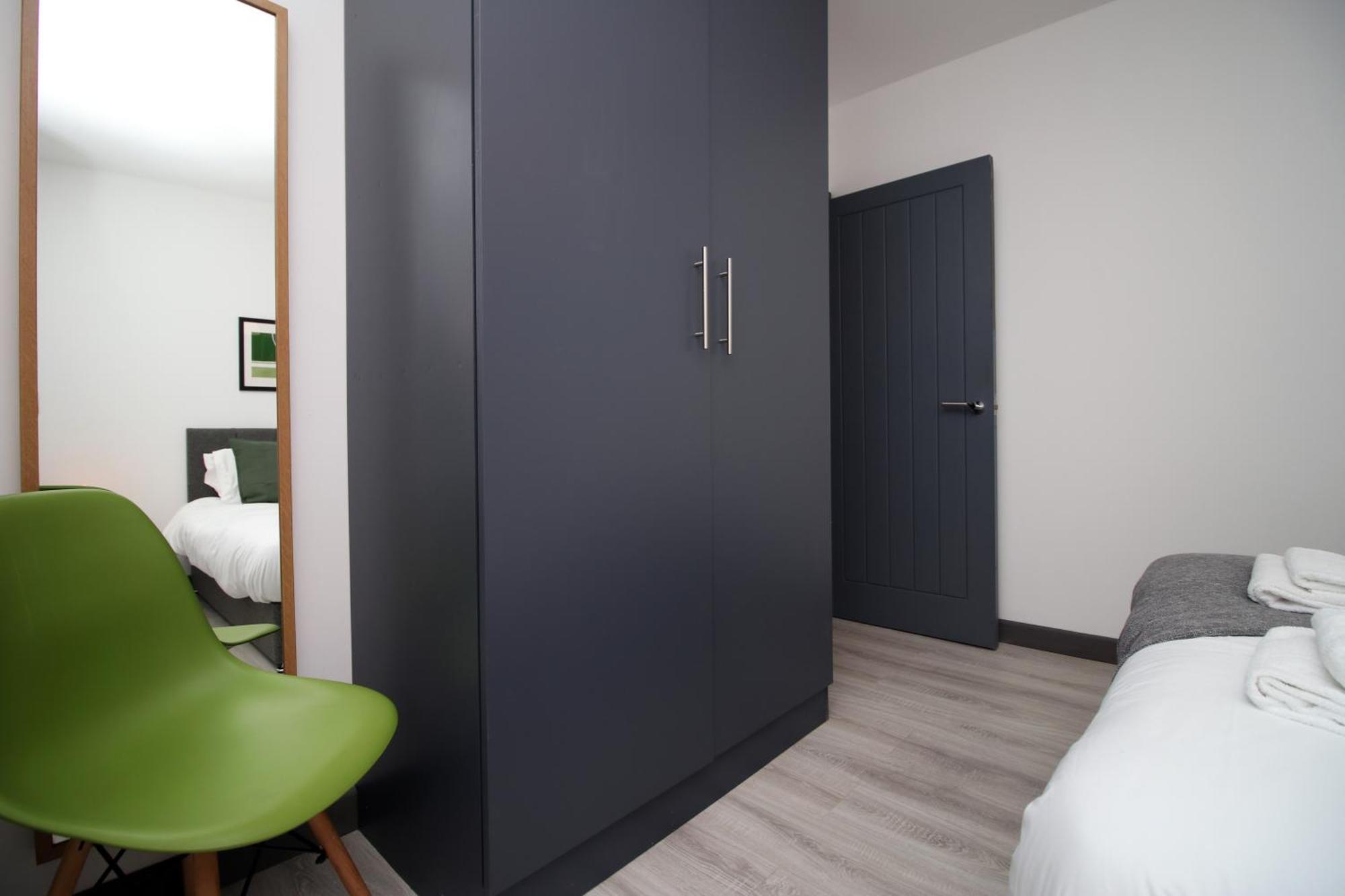 Fully Equipped Kitchen, Parking, Centre * Swansea