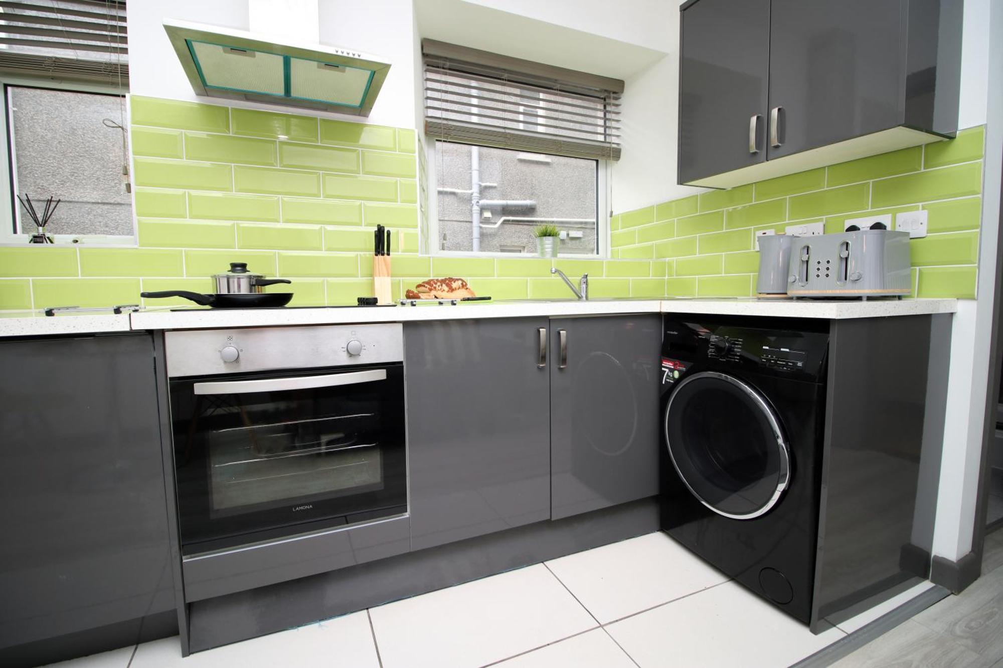Fully Equipped Kitchen, Parking, Centre