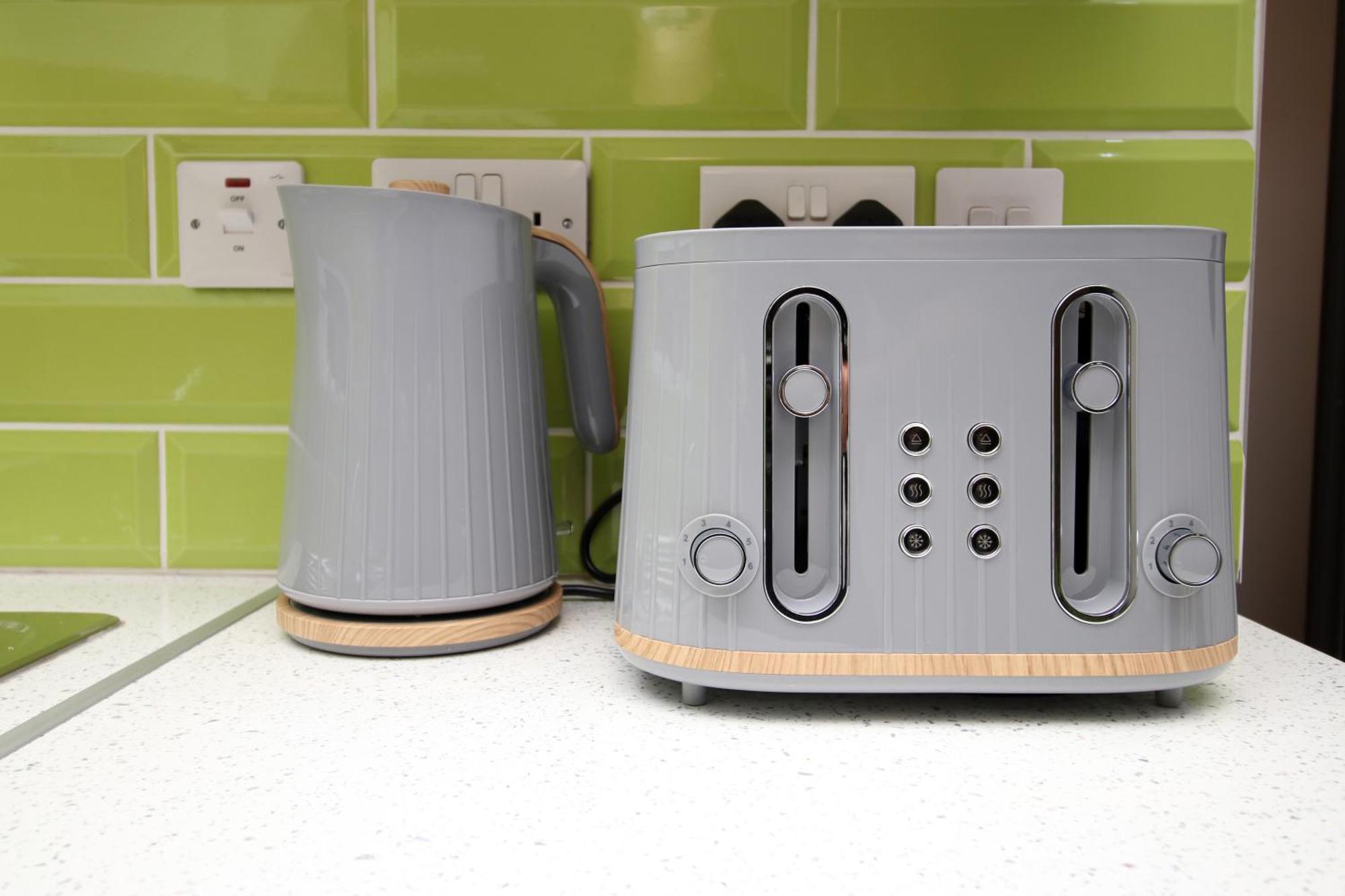 Fully Equipped Kitchen, Parking, Centre * Swansea