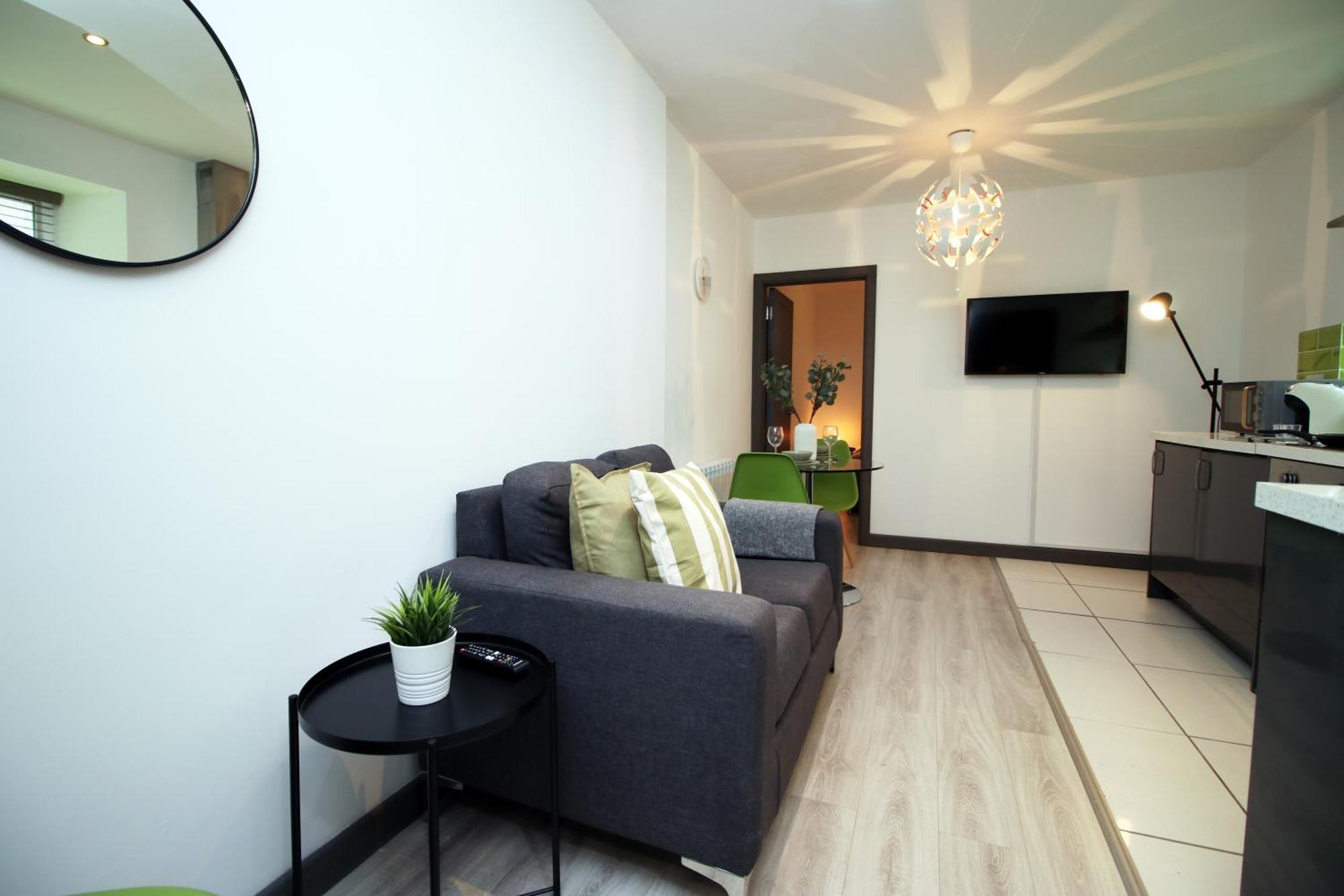 Apartment Fully Equipped Kitchen, Parking, Centre Swansea