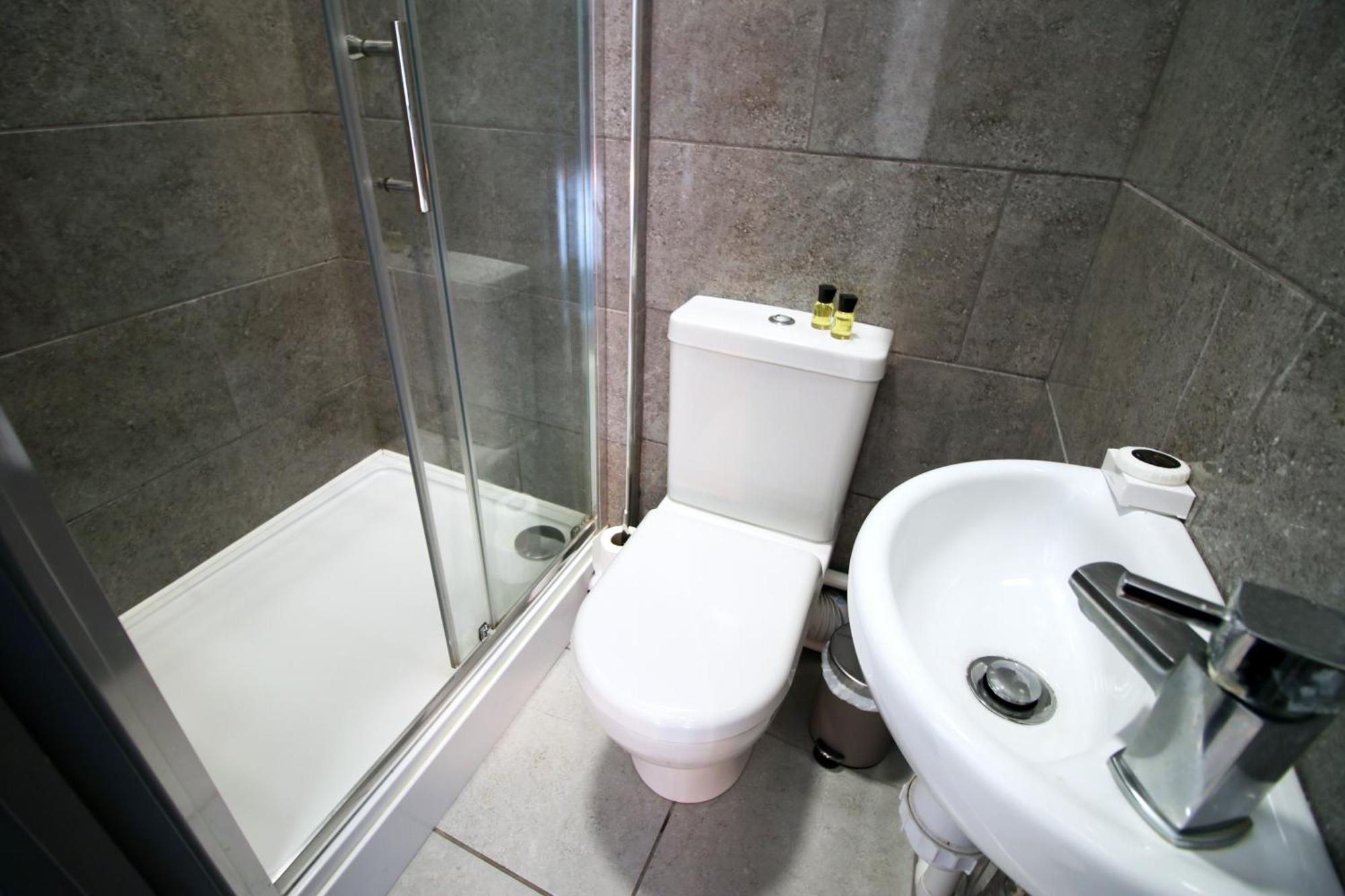 Fully Equipped Kitchen, Parking, Centre