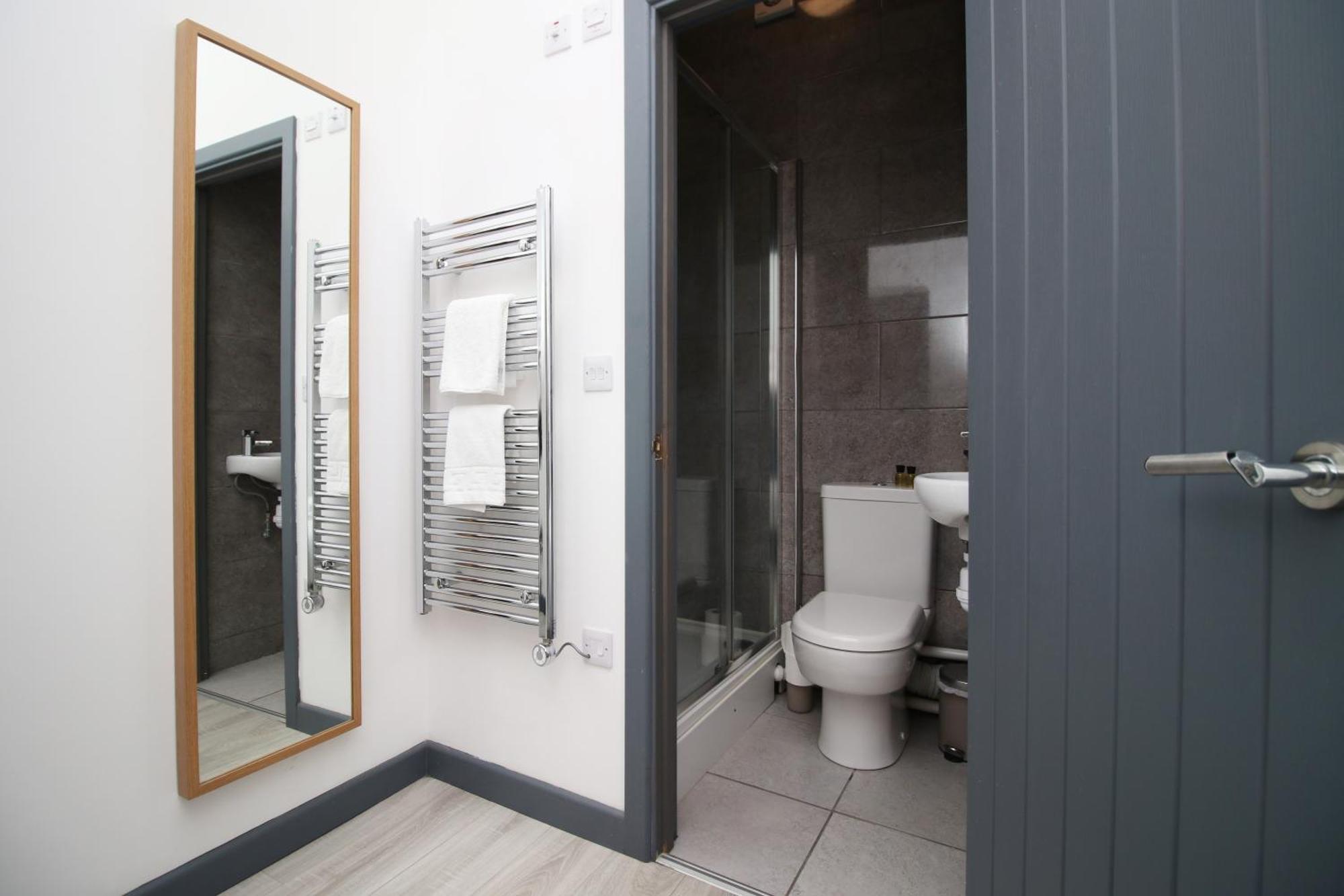 Fully Equipped Kitchen, Parking, Centre * Swansea