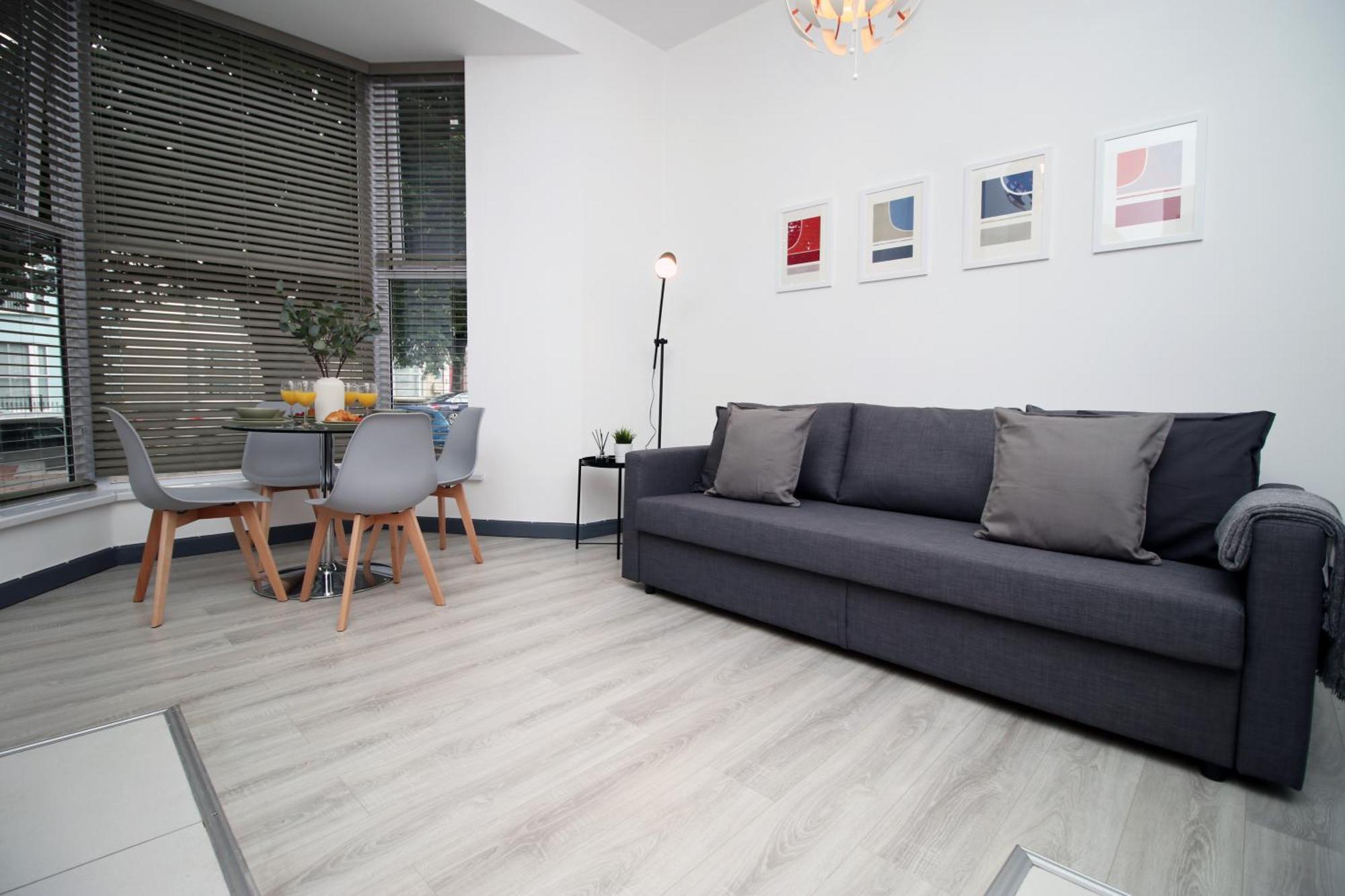 Fully Equipped Kitchen, Parking, Centre Apartment Swansea