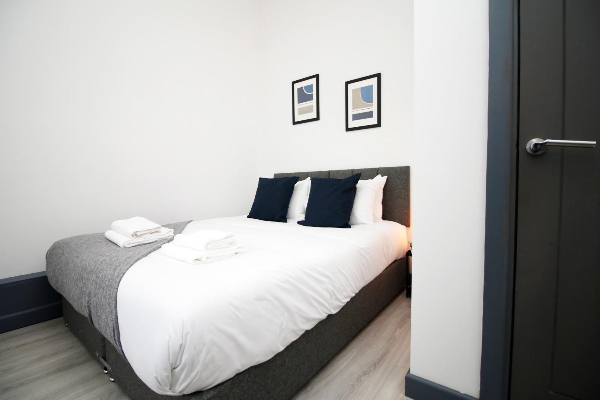 Fully Equipped Kitchen, Parking, Centre
