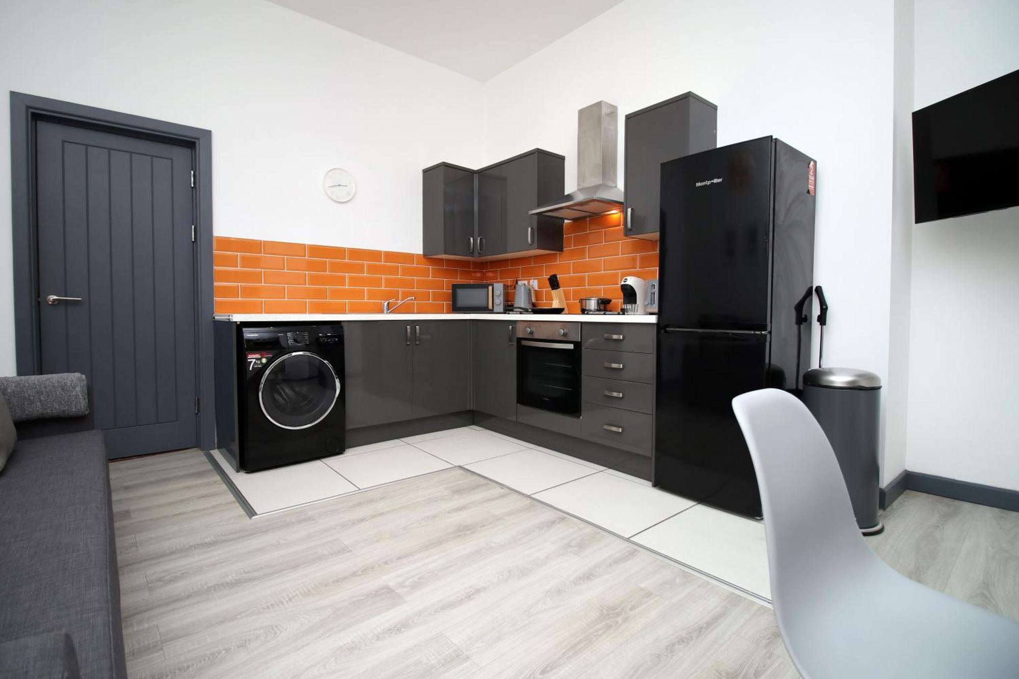 Fully Equipped Kitchen, Parking, Centre Apartment Swansea