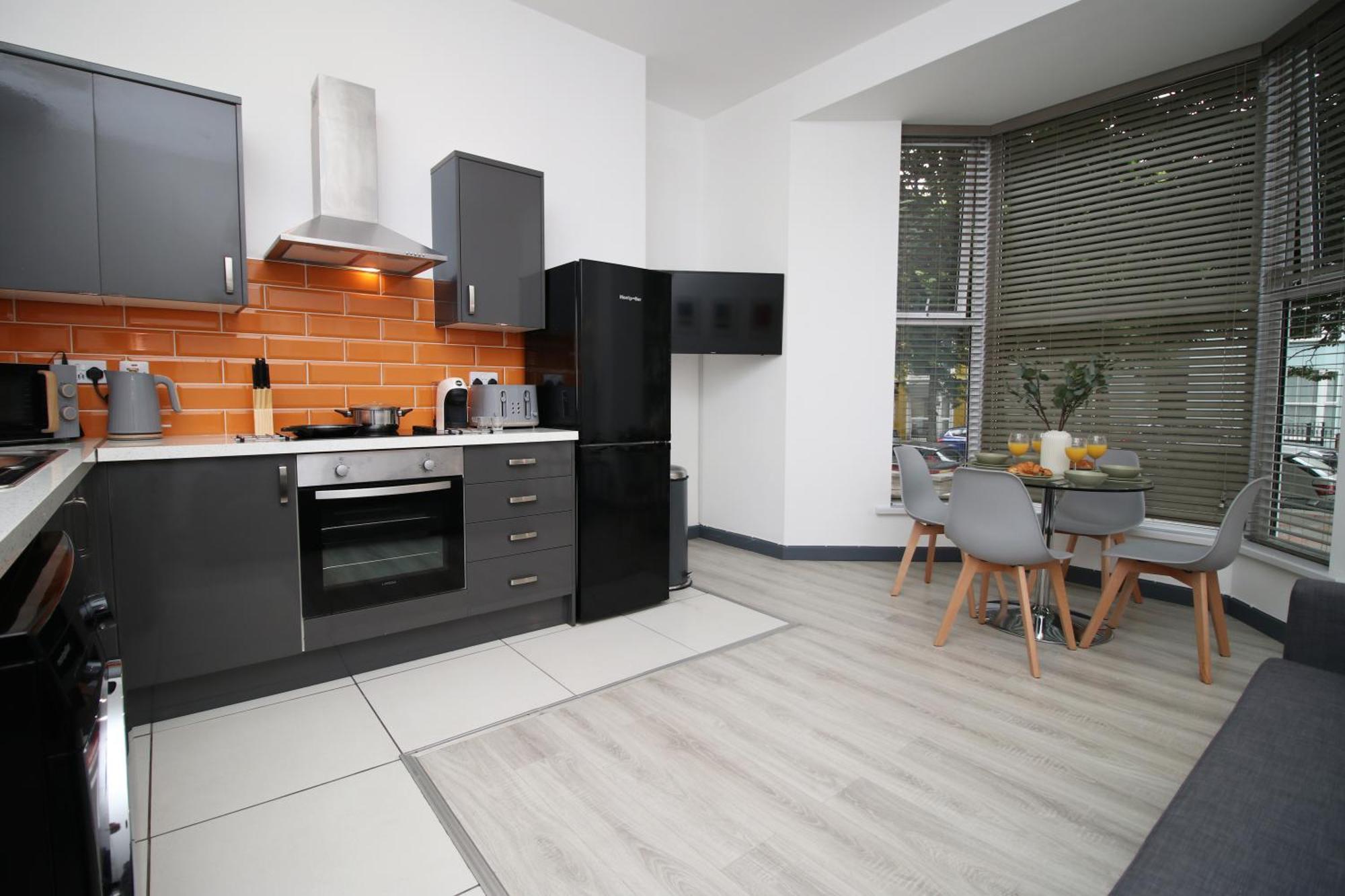Fully Equipped Kitchen, Parking, Centre Apartment *